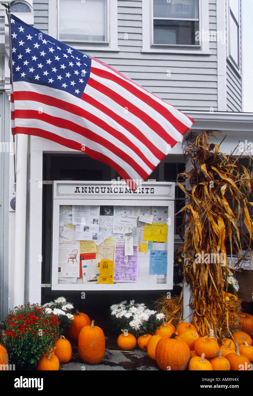 Petit magasin de pays des États-Unis, Nouvelle-Angleterre, drapeau américain et récolte d'automne.Maison en tableau blanc, citrouilles, panneau d'annonce, balles de maïs.Personne Banque D'Images