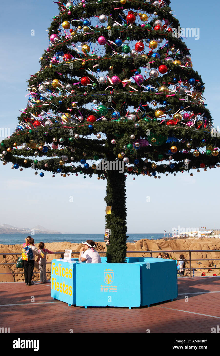 Arbre de Noël près de la plage, Playa de Las Canteras, Gran Canaria, îles canaries, espagne. Banque D'Images