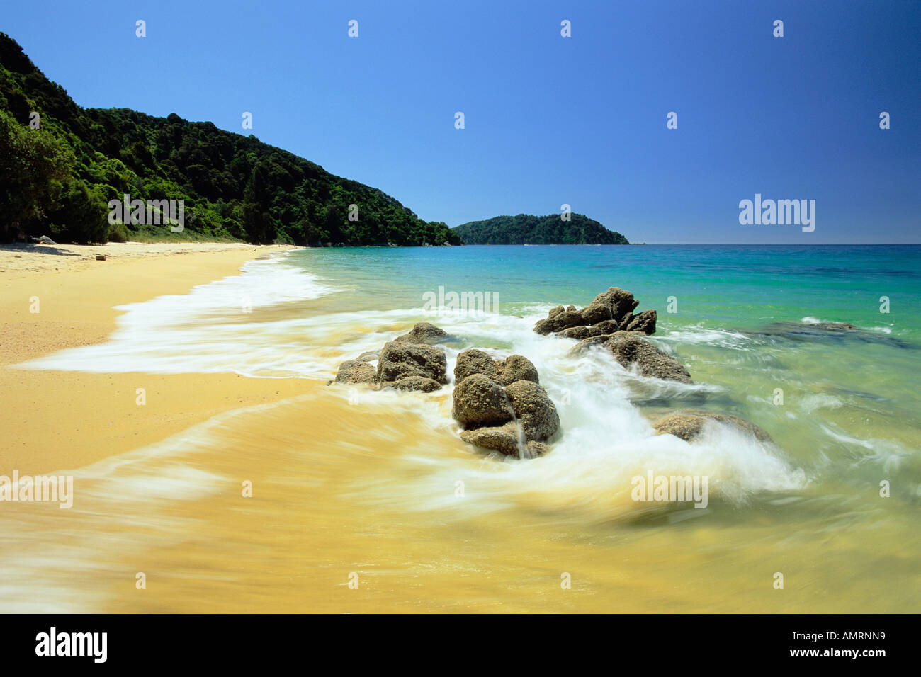 Vague sur la plage Parc national Abel Tasman, île du Sud, Nouvelle-Zélande Banque D'Images