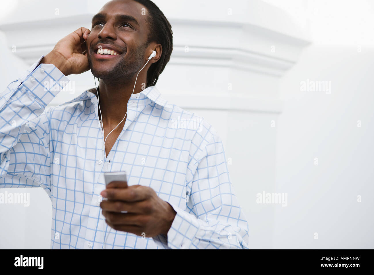 African man listening to mp3 player Banque D'Images