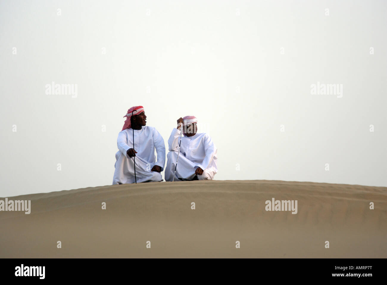 Les hommes arabes dans le désert Banque D'Images