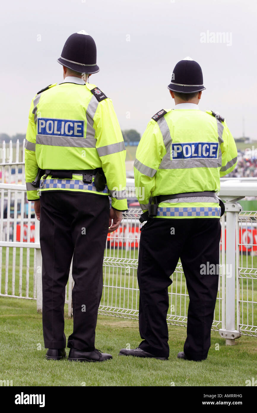 Les policiers au travail, Epsom, Grande-Bretagne Banque D'Images