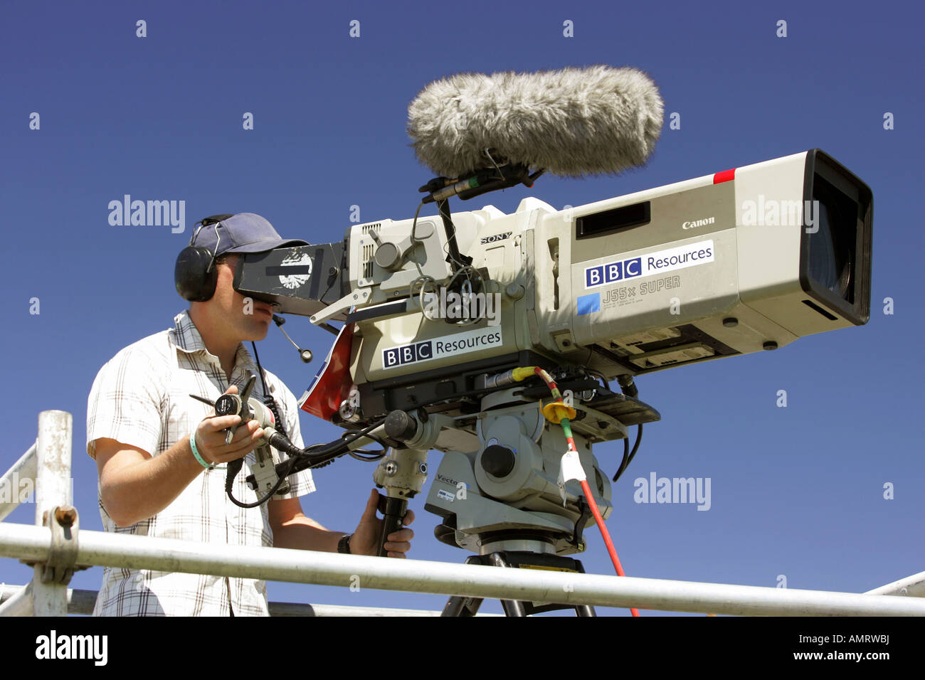 Une caméra de la BBC opérateur à l'Epsom Downs les courses de chevaux, Epsom, Grande-Bretagne Banque D'Images