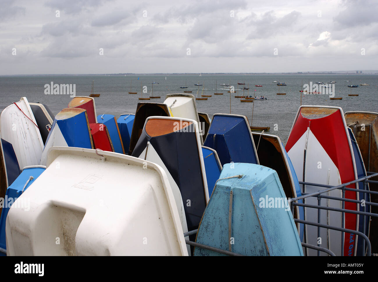 Bateaux stockés au yacht club de la mer sur l'île de Wight UK Banque D'Images