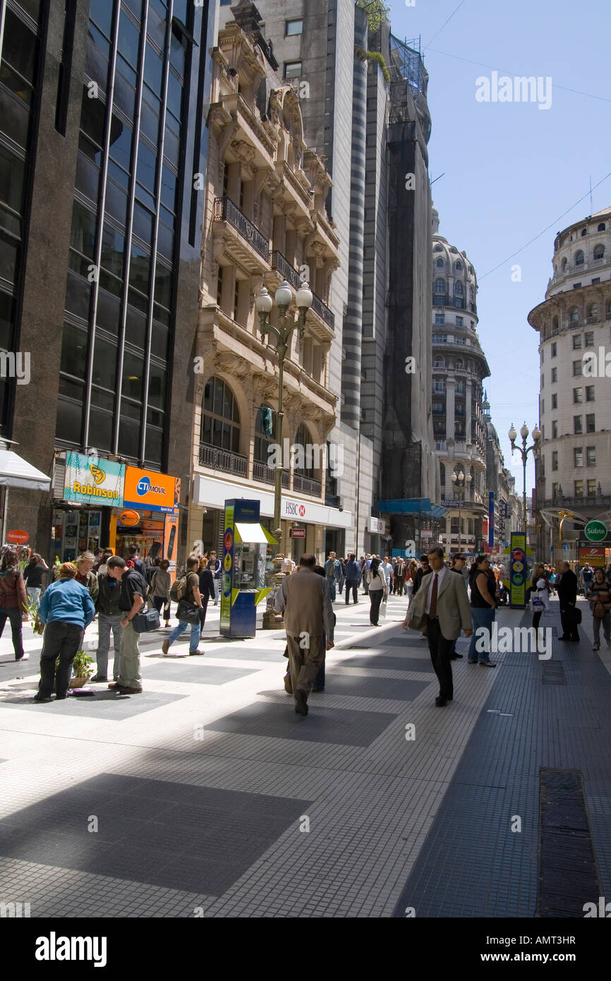 Les gens de shopping dans la rue Florida Buenos Aires la ...