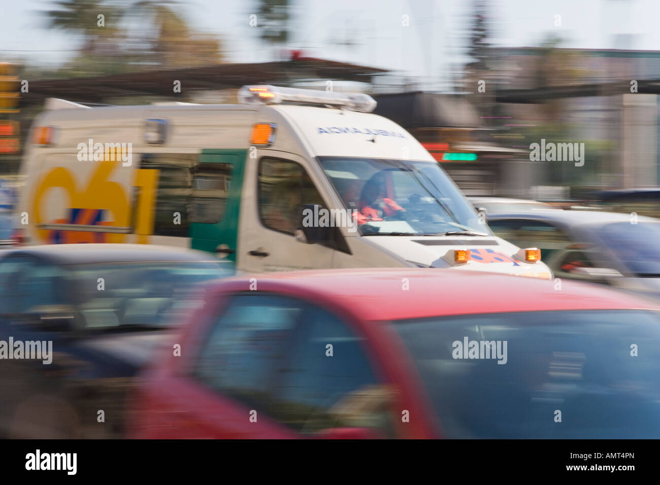 Malaga Costa del Sol Espagne en ambulance à la vitesse de circulation Banque D'Images