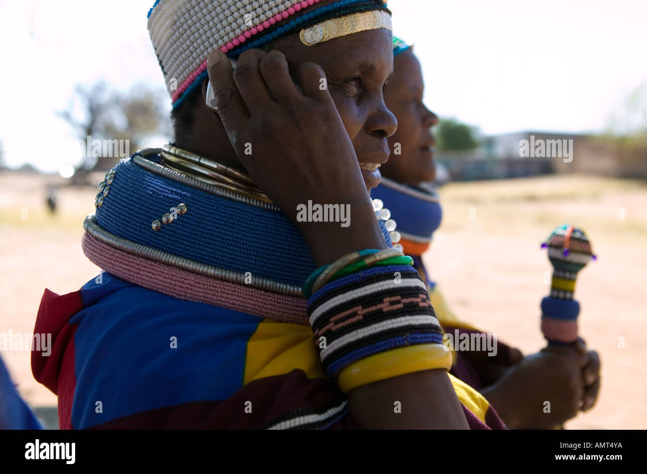 Mesdames Ndebele, Mabhoko Cultural Village, North Western Province (Afrique du Sud). Banque D'Images