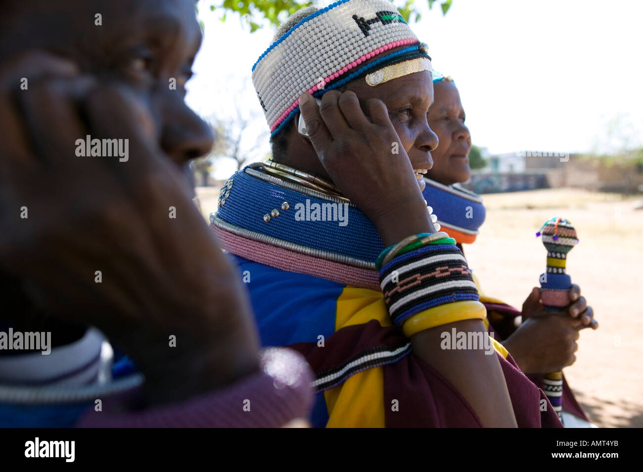 Mesdames Ndebele, Mabhoko Cultural Village, North Western Province (Afrique du Sud). Banque D'Images