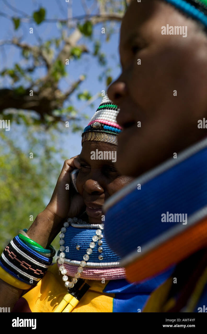 Mesdames Ndebele, Mabhoko Cultural Village, North Western Province (Afrique du Sud). Banque D'Images