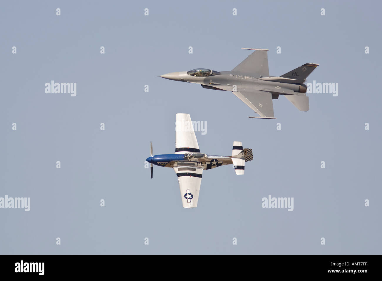 P-51 Mustang et F-16 Falcon en patrimoine pass à airshow Banque D'Images