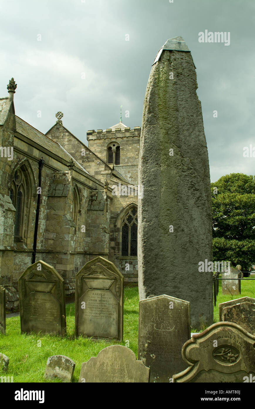 Rudston monolith, standing stone à rudson East Yorkshire dans l'enceinte de l'église All Saints Banque D'Images