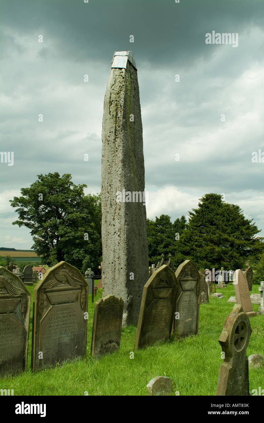 Le comité permanent de la pierre, la plus haute d'Angleterre dans l'église de triage à Rudston, East Yorkshire Banque D'Images