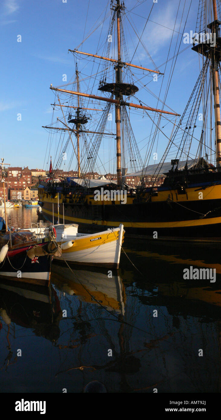 Grand Turk et de bateaux dans le port de Whitby, North Yorkshire Banque D'Images