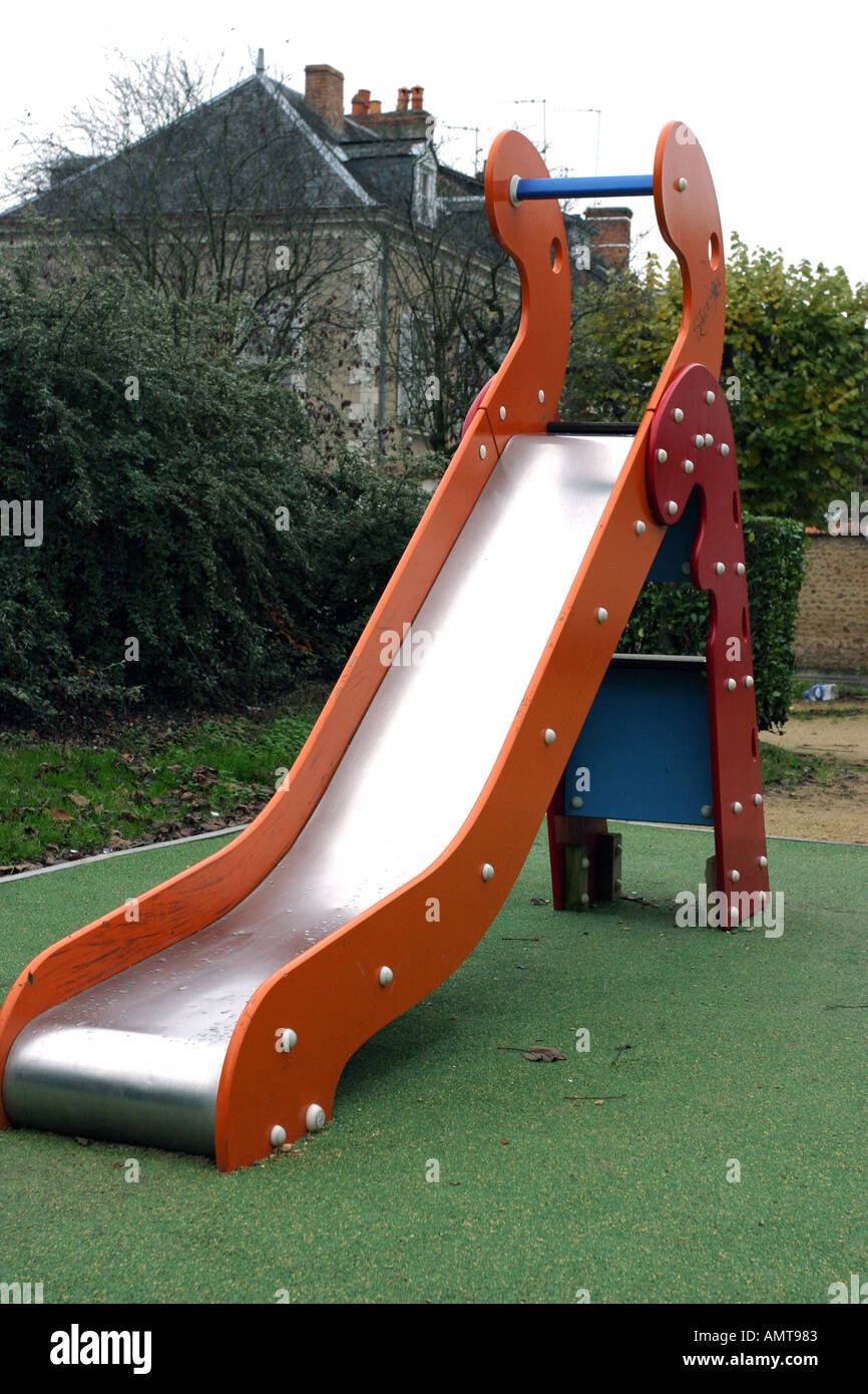Toboggan vide dans une france en attente pour les enfants Aire de jeux ...