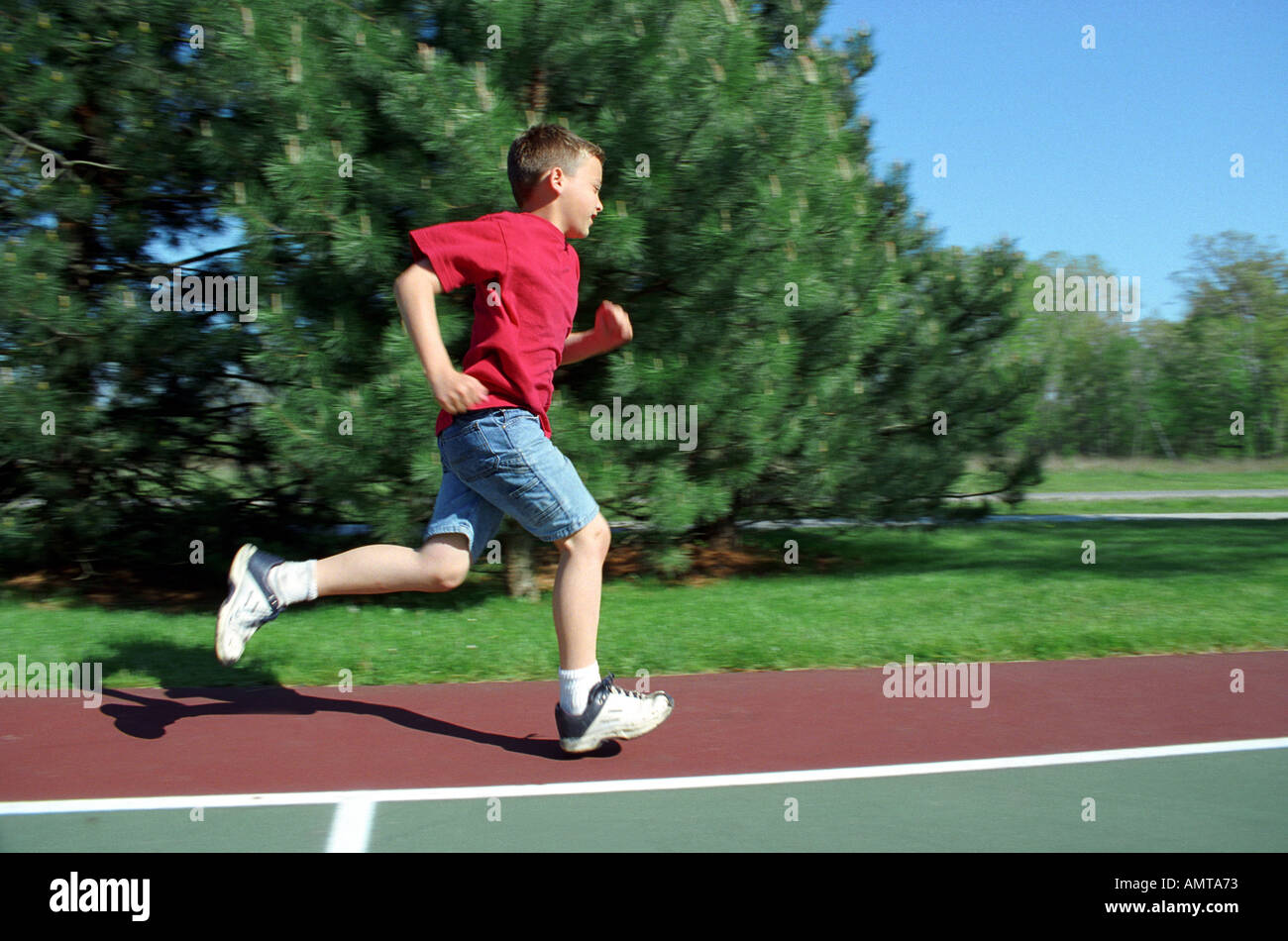 DM 8 ans boy running chaussures de tennis vieux port Banque D'Images