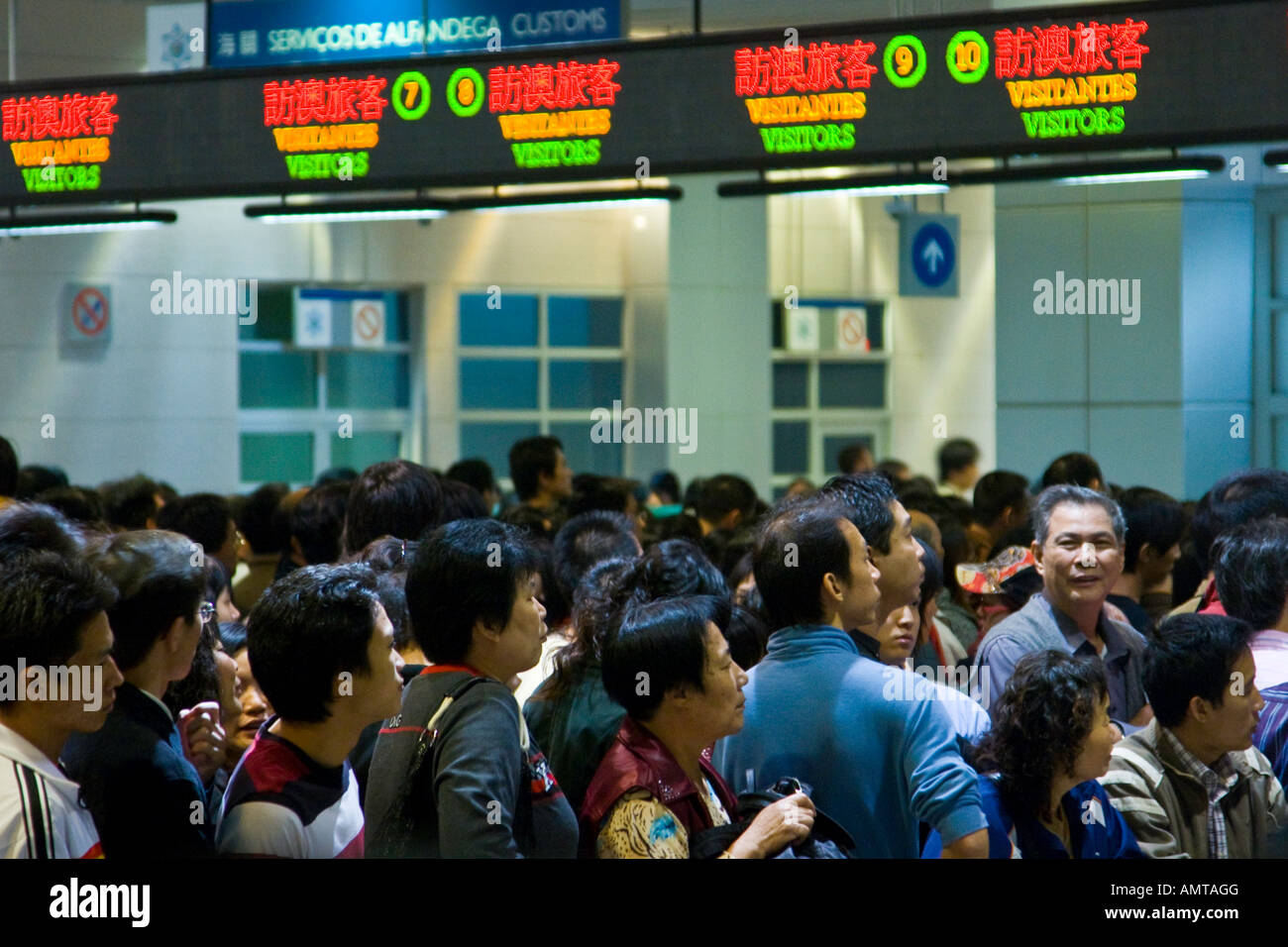 Les gens attendent pour entrer chinois Macao au passage de la frontière entre Macao et Zhuhai Chine sur un week-end Normal Banque D'Images
