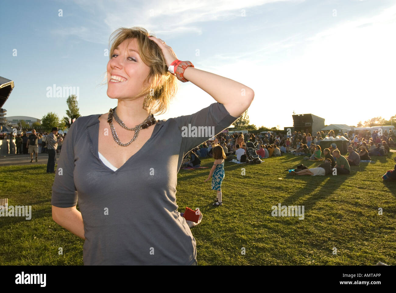 Martha Wainwright posant après au festival de Cheltenham 2007 Wychwood Banque D'Images