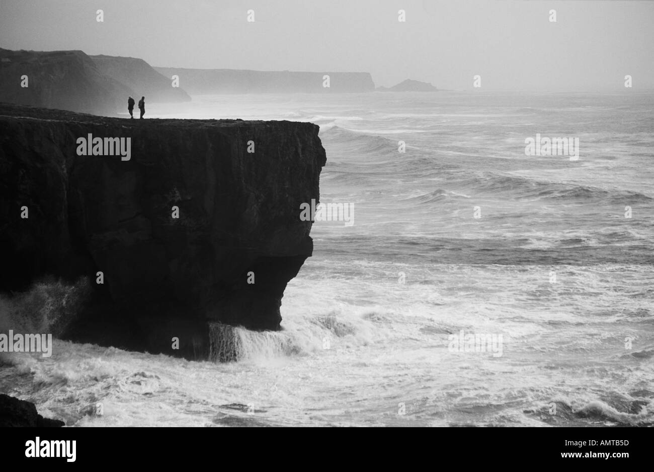 L'océan Atlantique et les vagues se brisant sur Costa Vincente côte ouest de l'Algarve au Portugal Europe de l'UE Banque D'Images