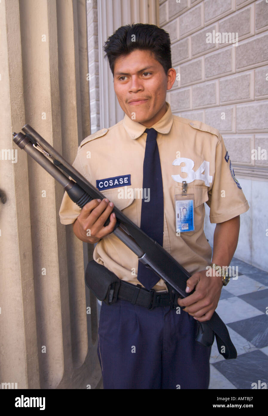 Garde armée à l'entrée du Palais National à Plaza Barrios place principale de la ville de San Salvador El Salvador Amérique Centrale Banque D'Images