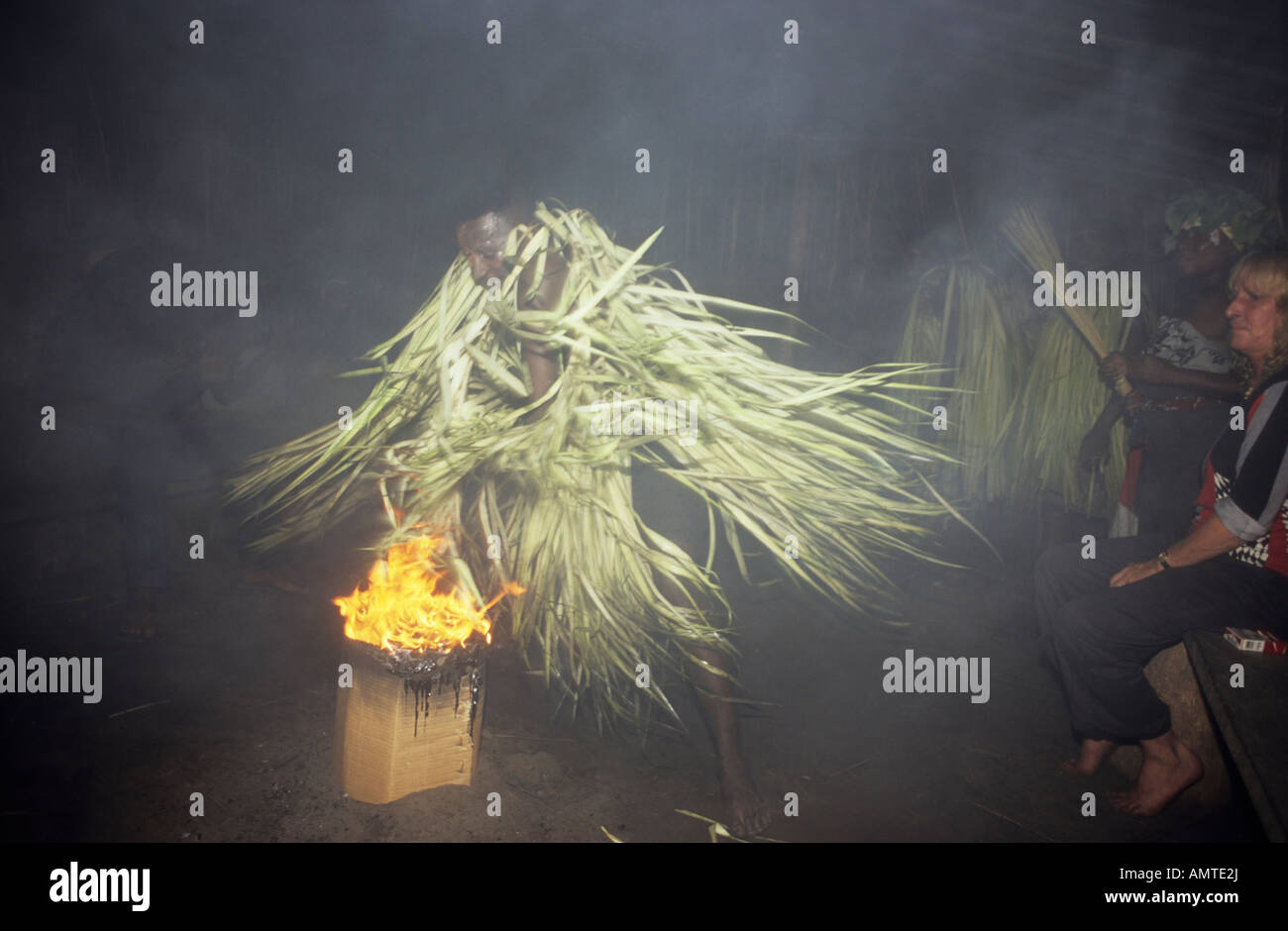 Danseurs danse avec le feu sur le bwiti cérémonie religieuse Banque D'Images