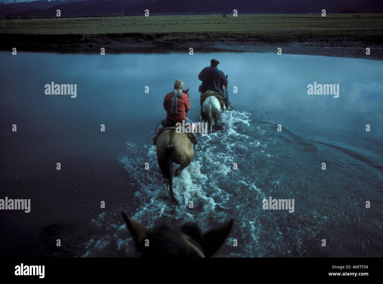 Horseriders cross Fox River dans la péninsule Kenai en Alaska Banque D'Images