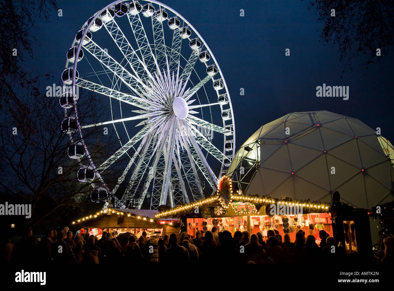 Les étals du marché de Noël allemand et Grande Roue à Hyde Park Londres pour Noël Winter Wonderland Banque D'Images