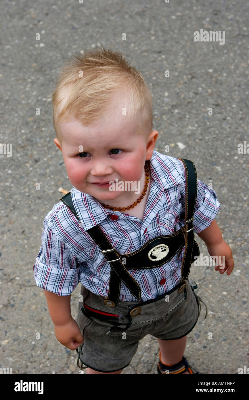 Boy wearing short en cuir traditionnel bavarois Photo Stock - Alamy