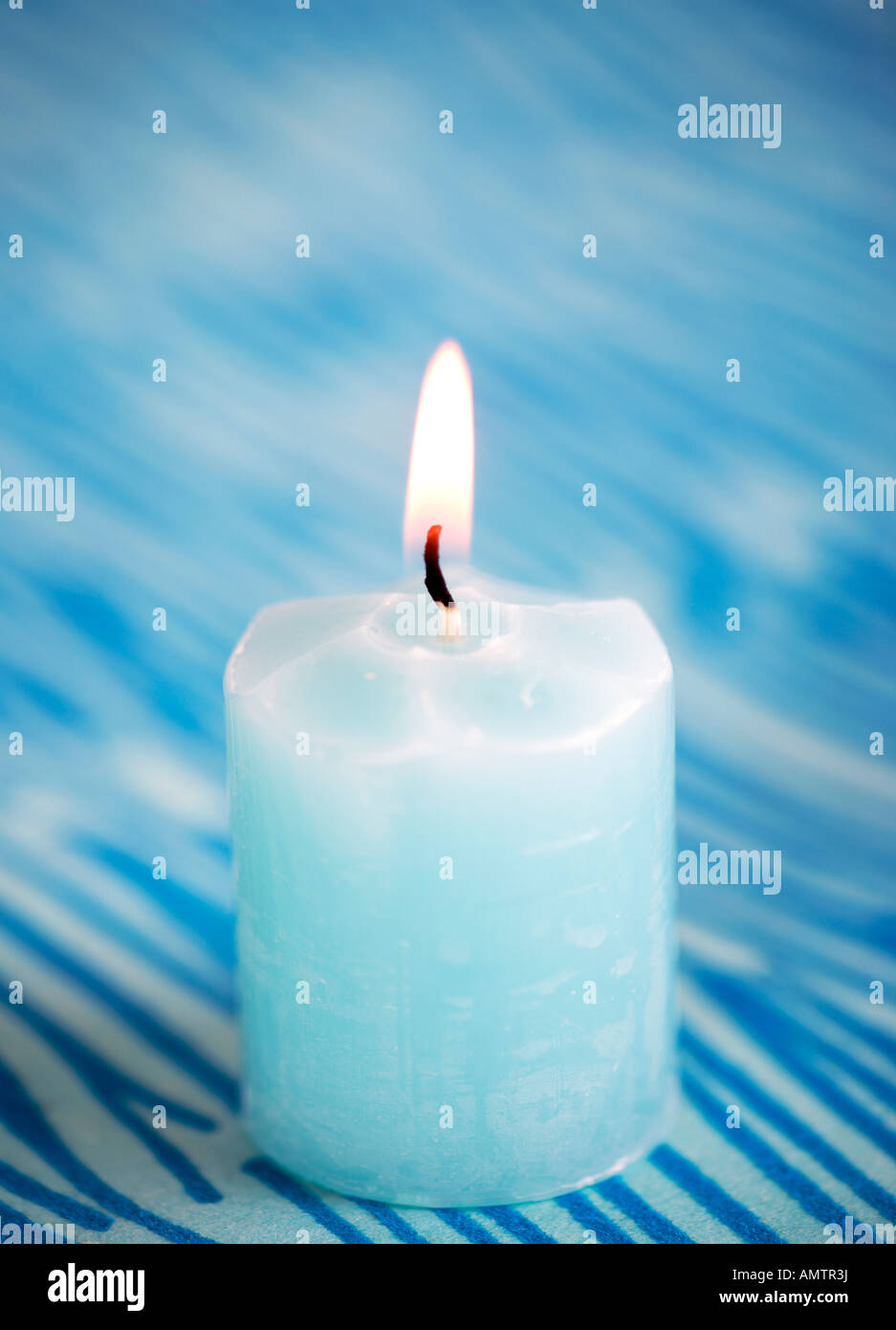 Bougie allumée bleue Photo Stock - Alamy