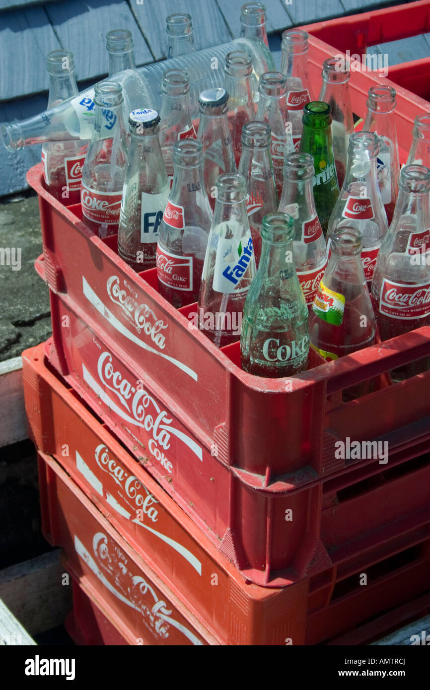 Caisses de bouteilles de soda en verre vides stockées à des fins de  recyclage sur Saint Martin Photo Stock - Alamy