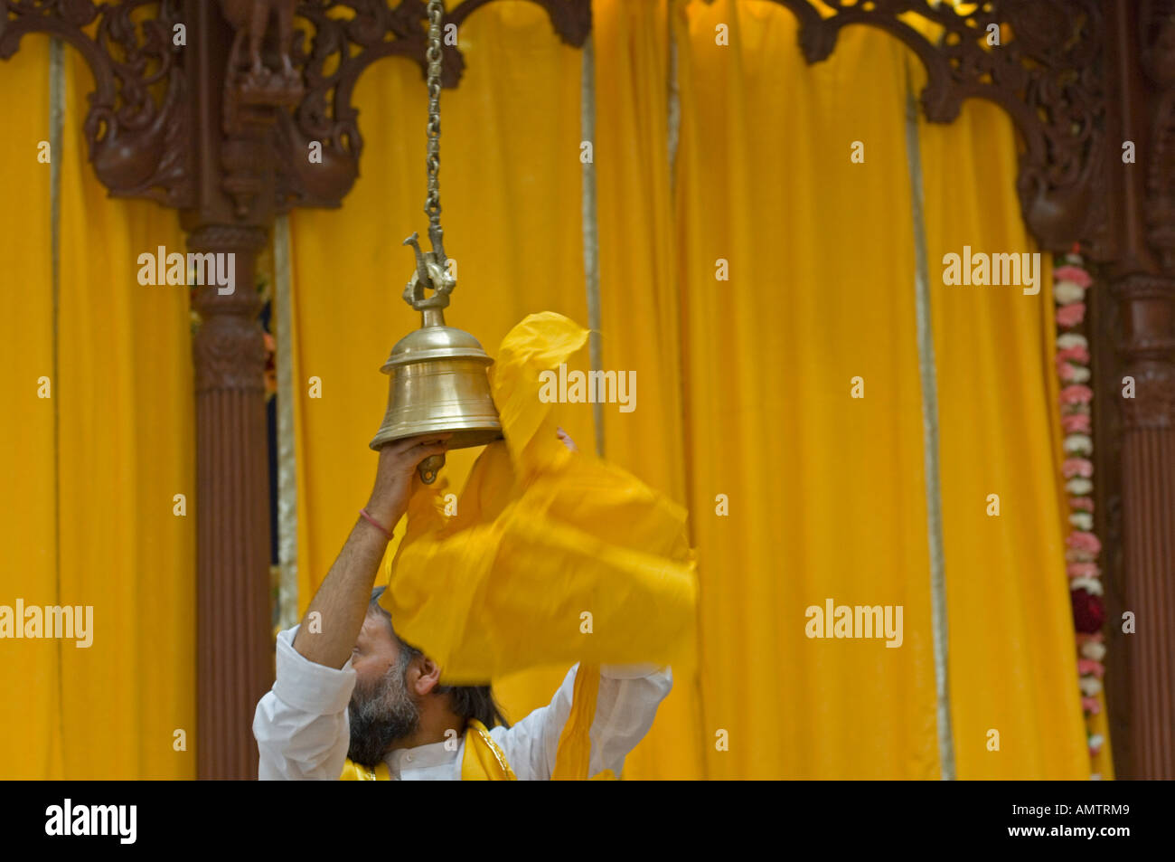Dévoilement de la cloche du temple à la cérémonie de consécration du temple hindou Banque D'Images