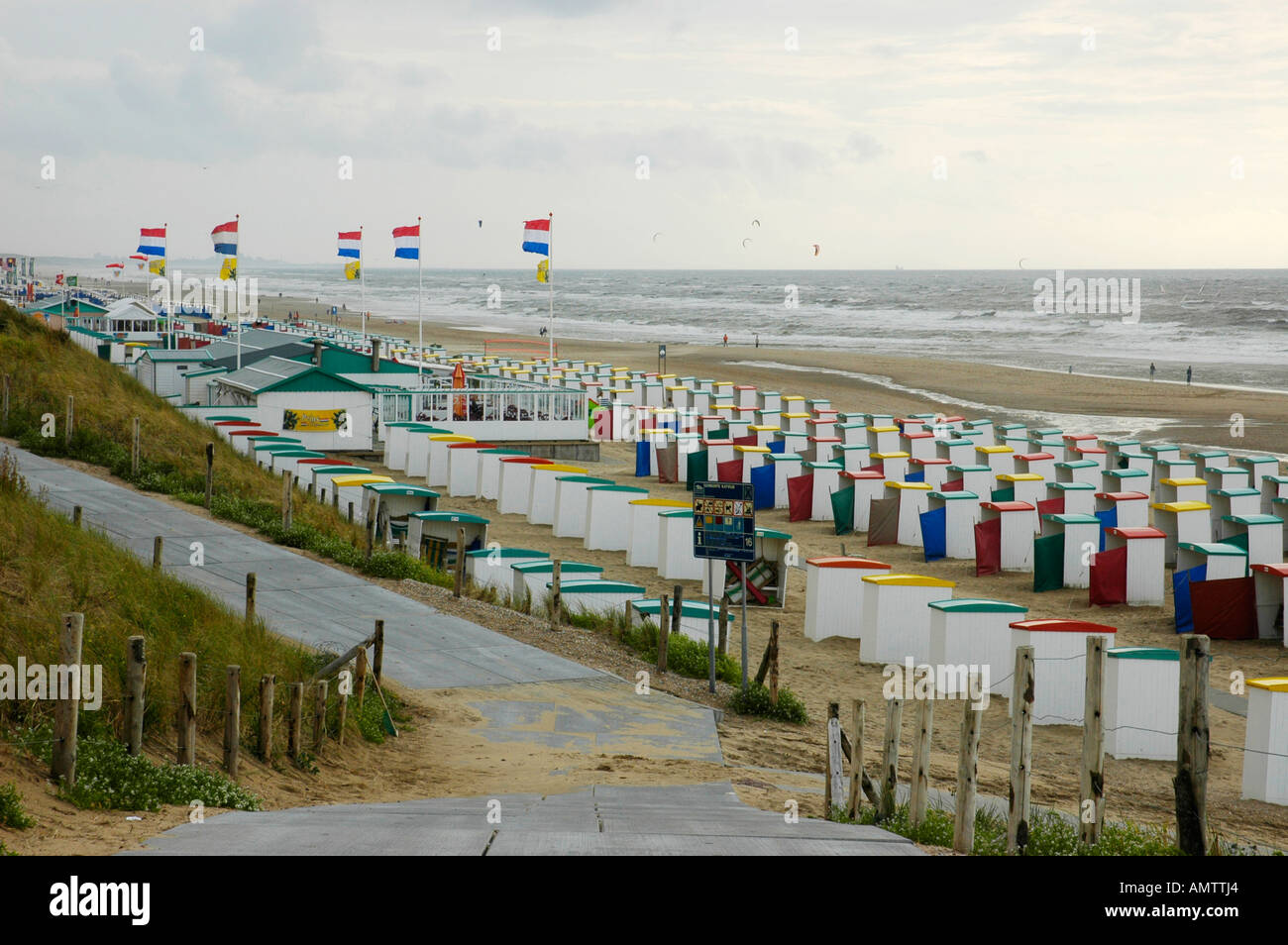 Chaises de plage et de beach café avec pavillon néerlandais, Katwijk aan Zee, Pays-Bas du Sud, Hollande, Pays-Bas Banque D'Images