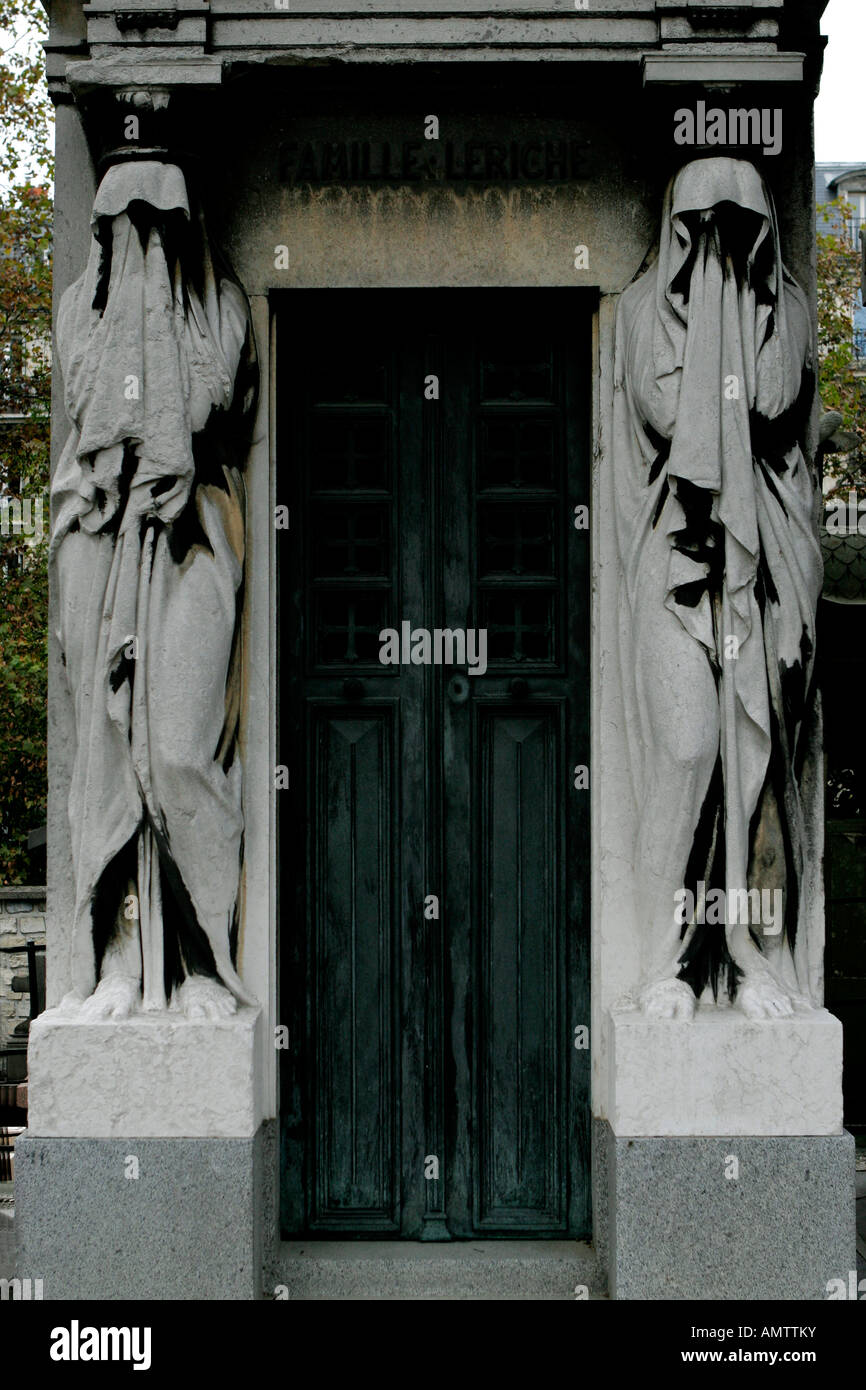 Un tombeau avec des statues à capuchon dans le cimetière du Père Lachaise à Paris France Photographie par Brendan Duffy Banque D'Images