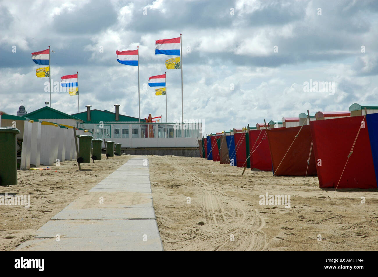 Chaises de plage et de beach café avec pavillon néerlandais, Katwijk aan Zee, Pays-Bas du Sud, Hollande, Pays-Bas Banque D'Images