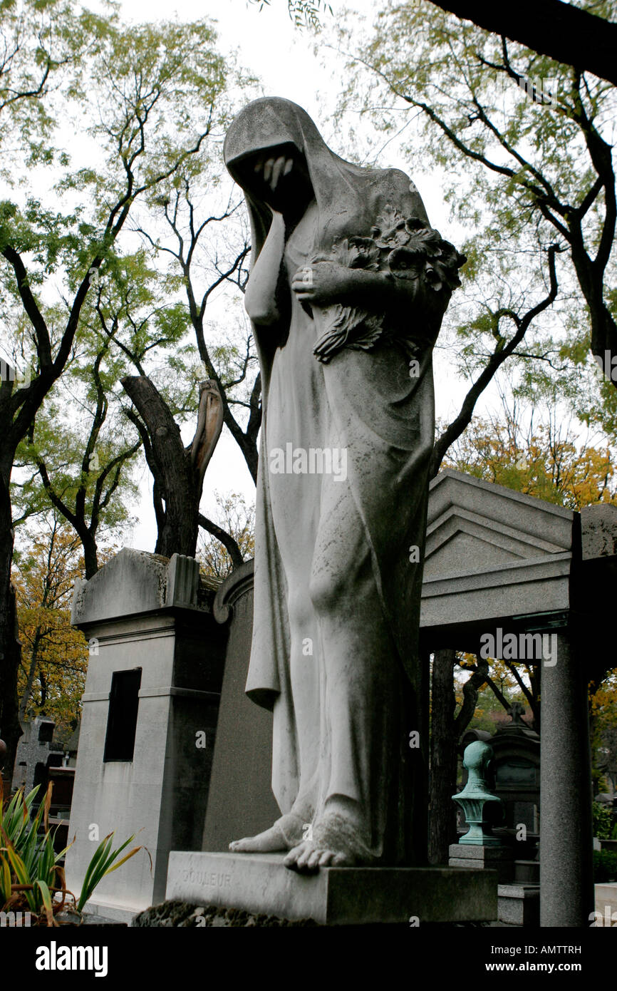 Une pierre tombale au cimetière du Père-Lachaise à Paris France Photographie par Brendan Duffy Banque D'Images