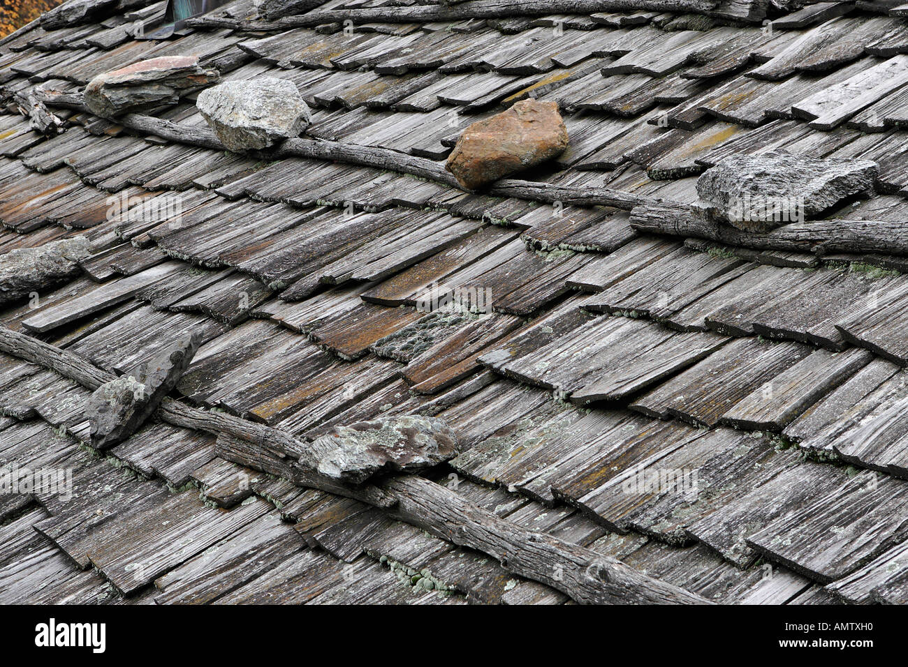 Un toit en bardeaux de bois est fixé avec de lourdes pierres, Tyrol du sud, schnalstal, italie Banque D'Images