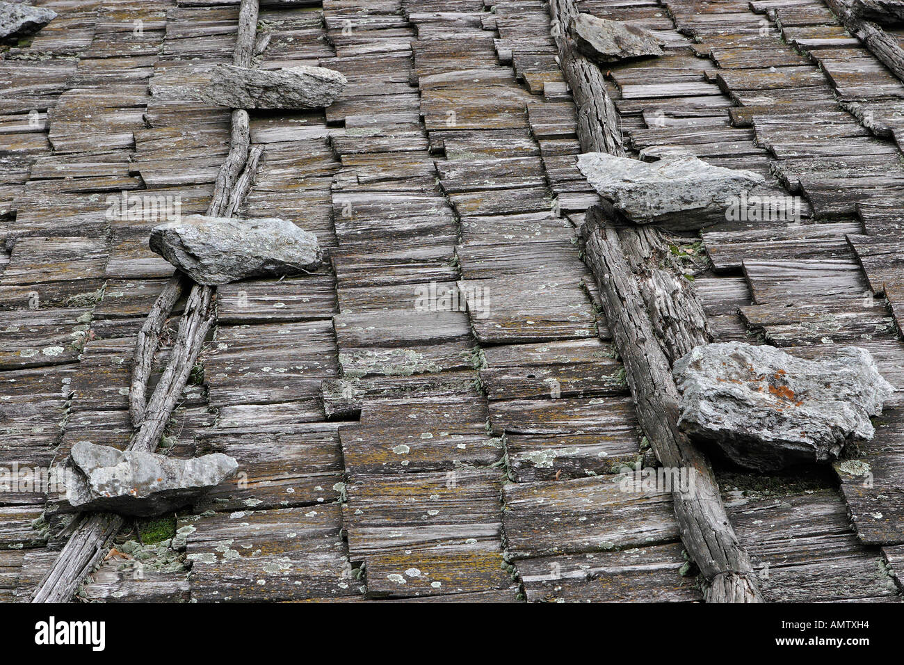 Un toit en bardeaux de bois est fixé avec de lourdes pierres, Tyrol du sud, schnalstal, italie Banque D'Images