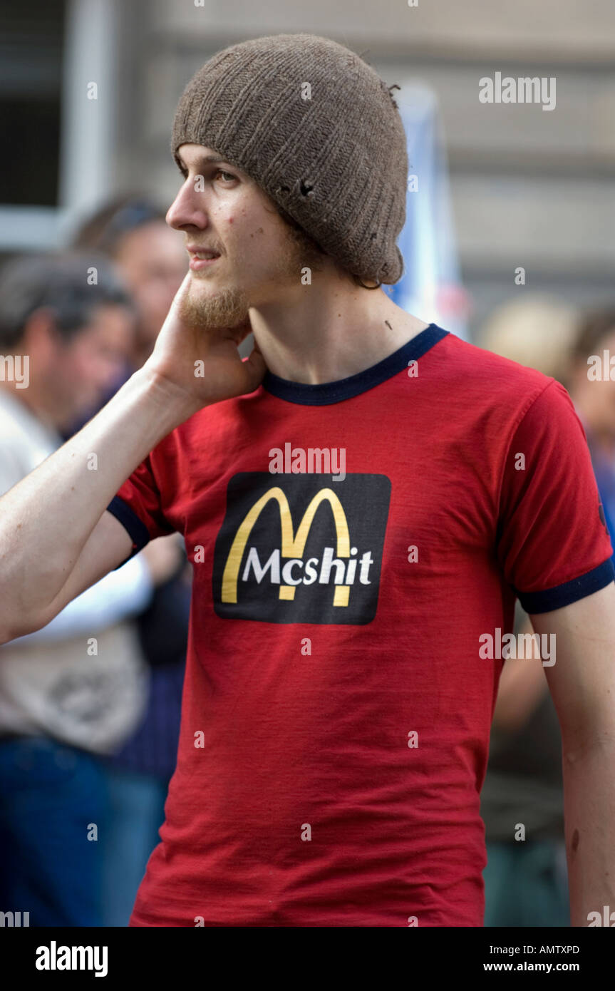 Jeune homme portant un tee shirt Mcshit Banque D'Images