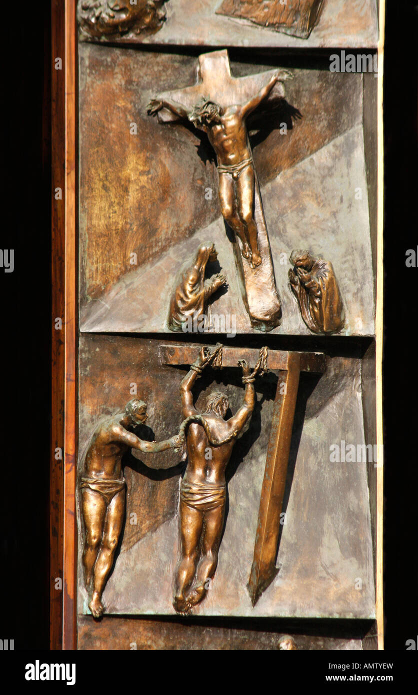 Détail de sculpture en bronze, des chiffres sur la porte de la cathédrale de Jesi Italie .Le Marche Banque D'Images