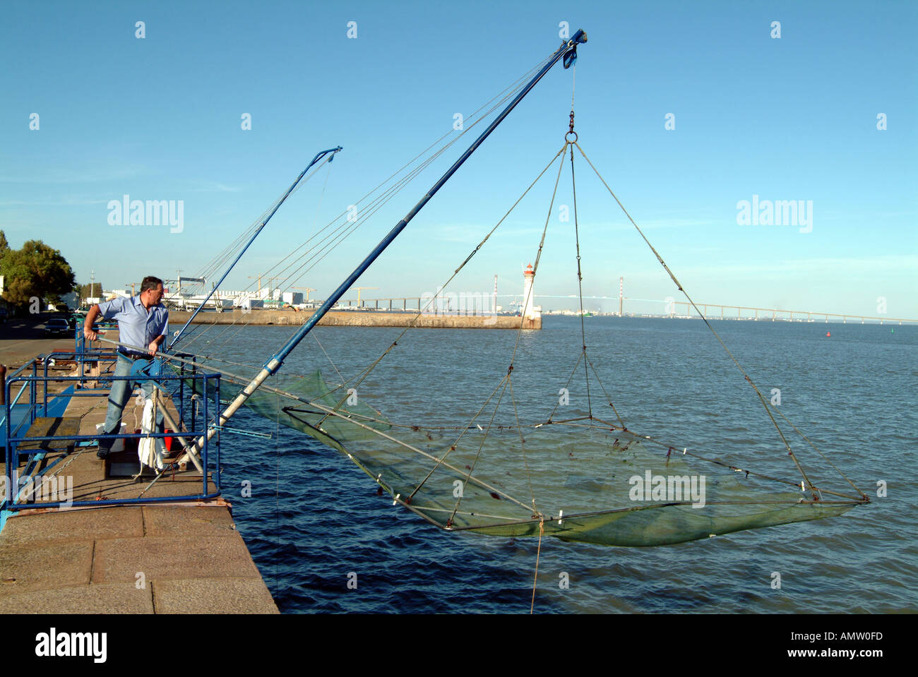 La pêche au mur du port à l'aide d'un carrelet à St Nazaire au nord ouest  de la France Photo Stock - Alamy