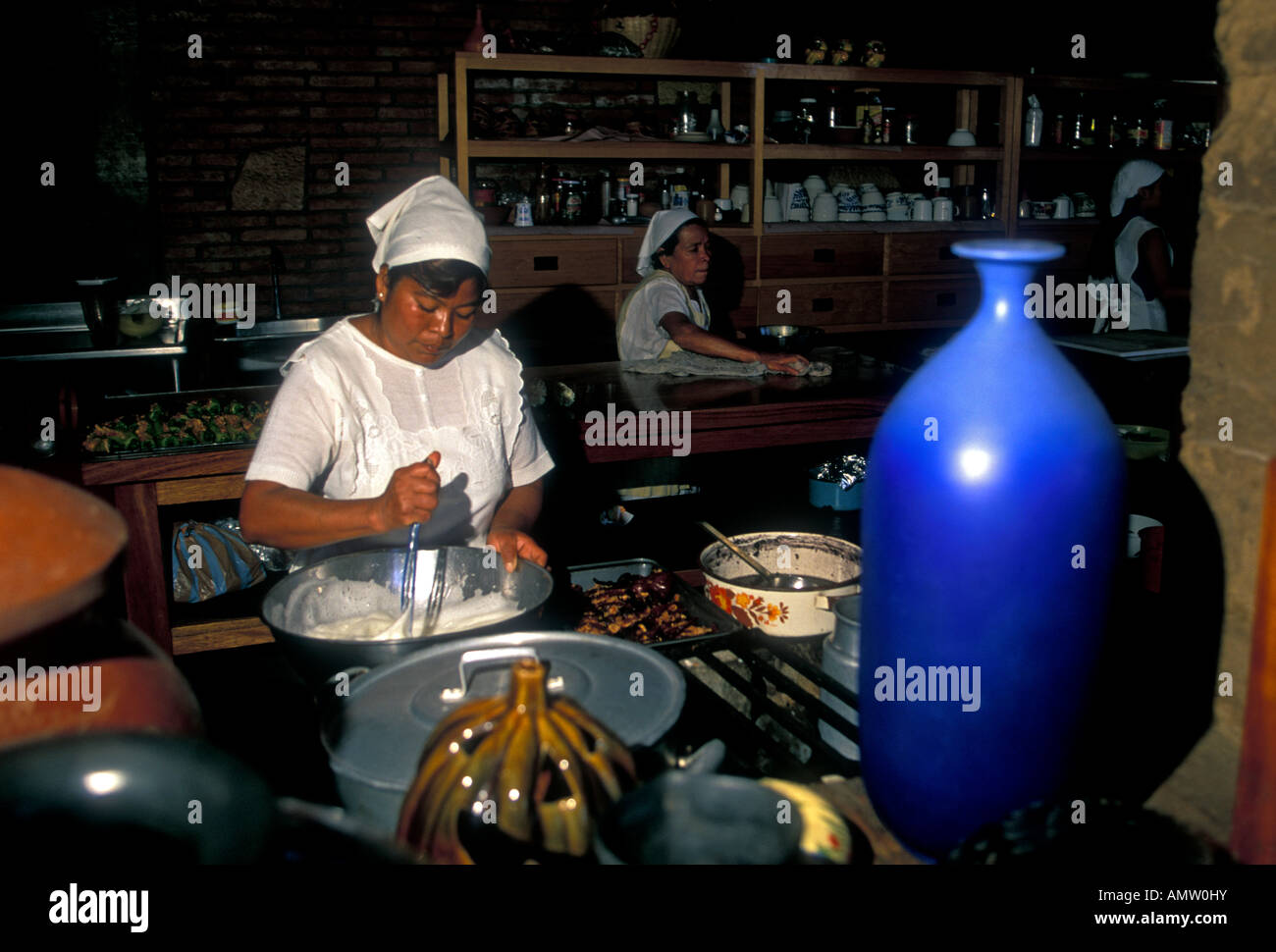 Femme mexicaine, cuisinier, la cuisine, la préparation des aliments, la nourriture mexicaine et verre, restaurant mexicain, Restaurant La Capilla, Zaachila, État de Oaxaca, Mexique Banque D'Images