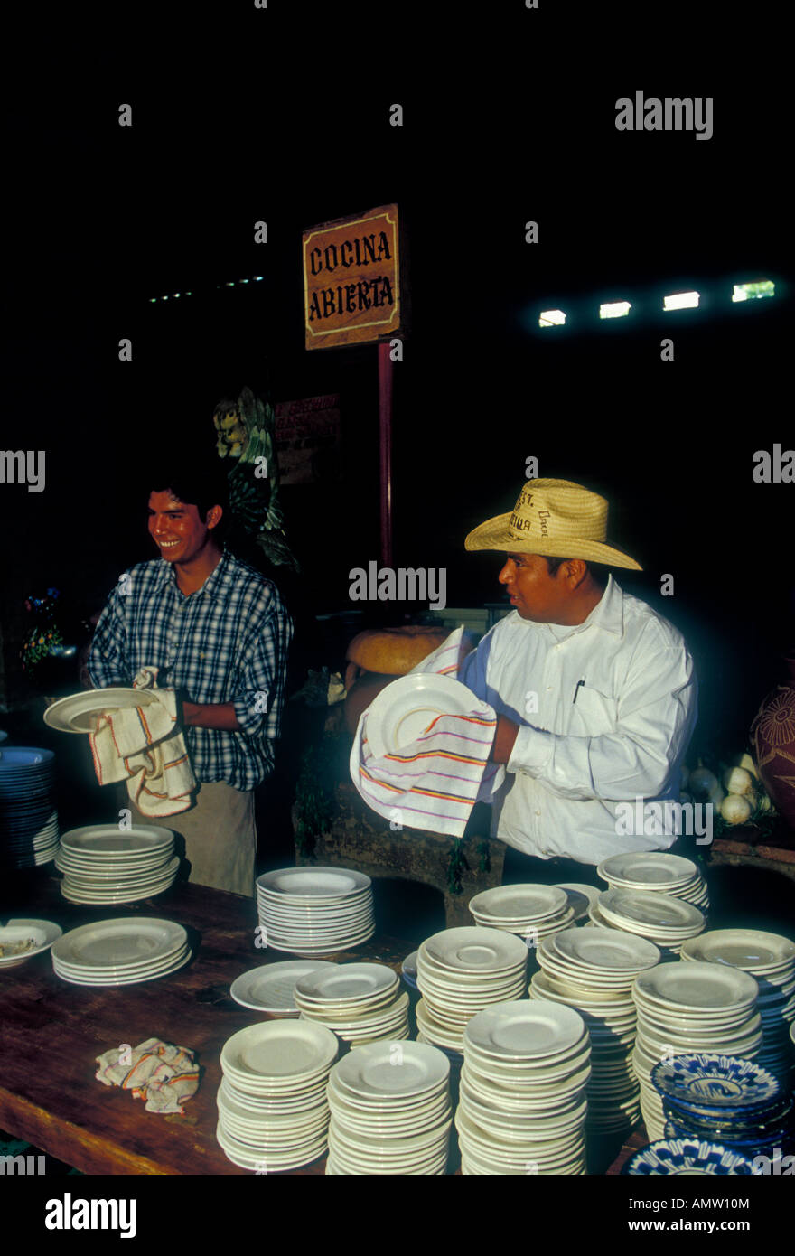 Peuple mexicain personne adulte de sexe masculin l'homme au travail employé travailleur vaisselle La Capilla Restaurant Zaachila l'état d'Oaxaca au Mexique Banque D'Images
