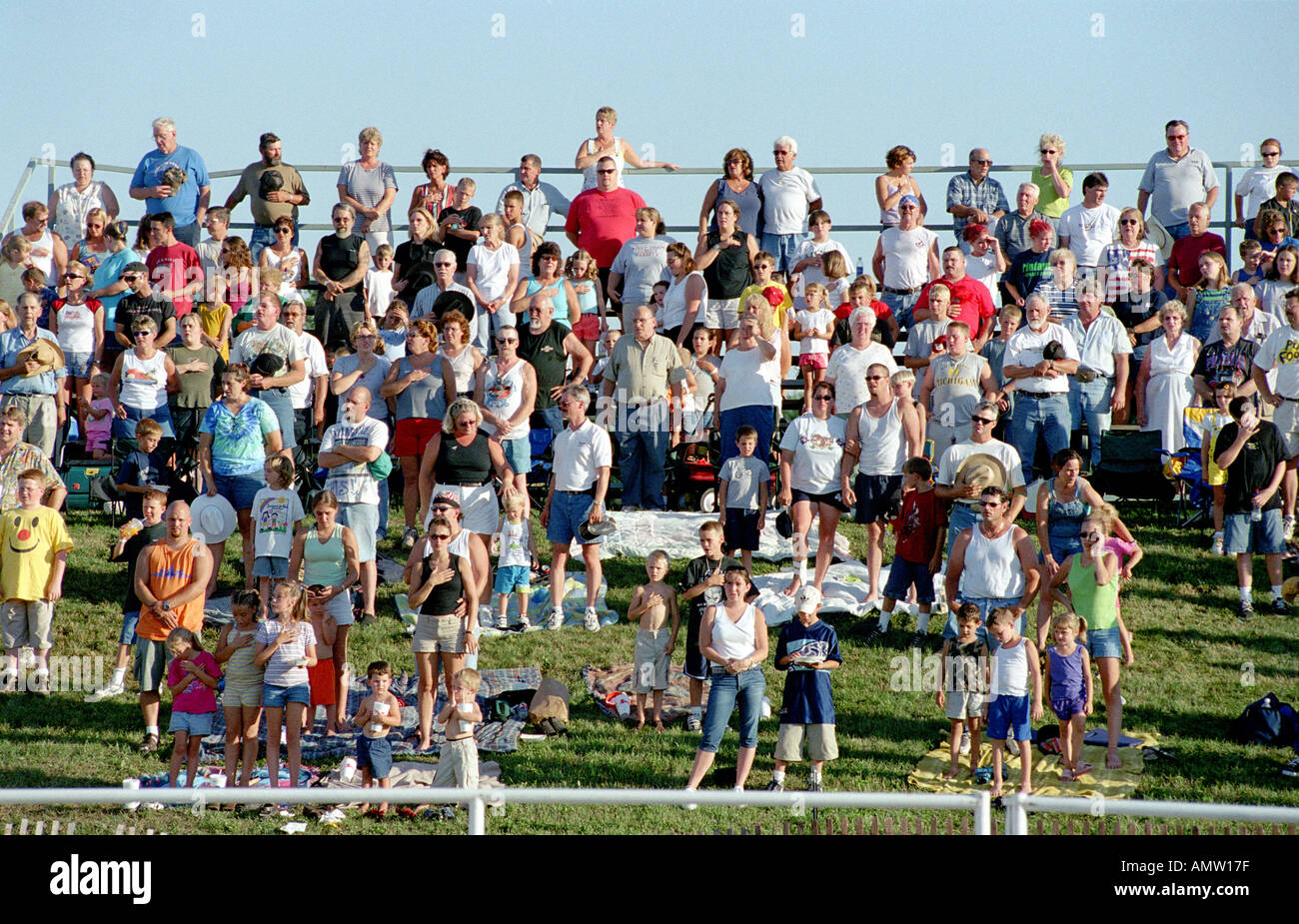 Spectateurs regarder un petit événement sportif cheval rodéo au Michigan Banque D'Images