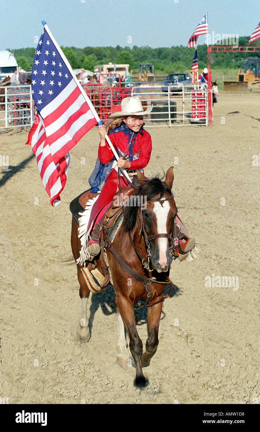 Les adolescents dans les cérémonies d'ouverture de porte-drapeau de rodeo Banque D'Images