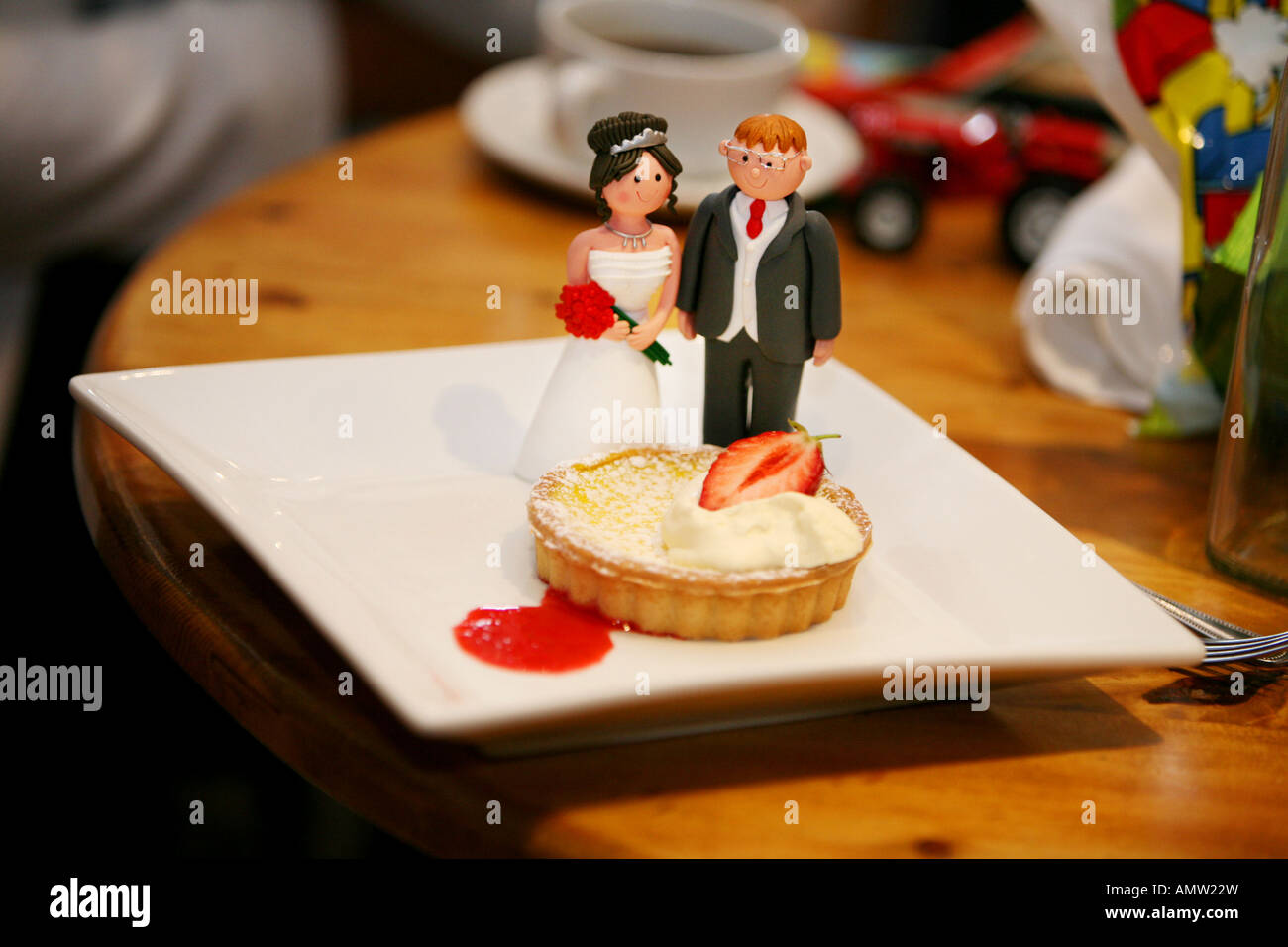 Nouveauté décoration gâteau de mariage de la mariée et le marié Banque D'Images