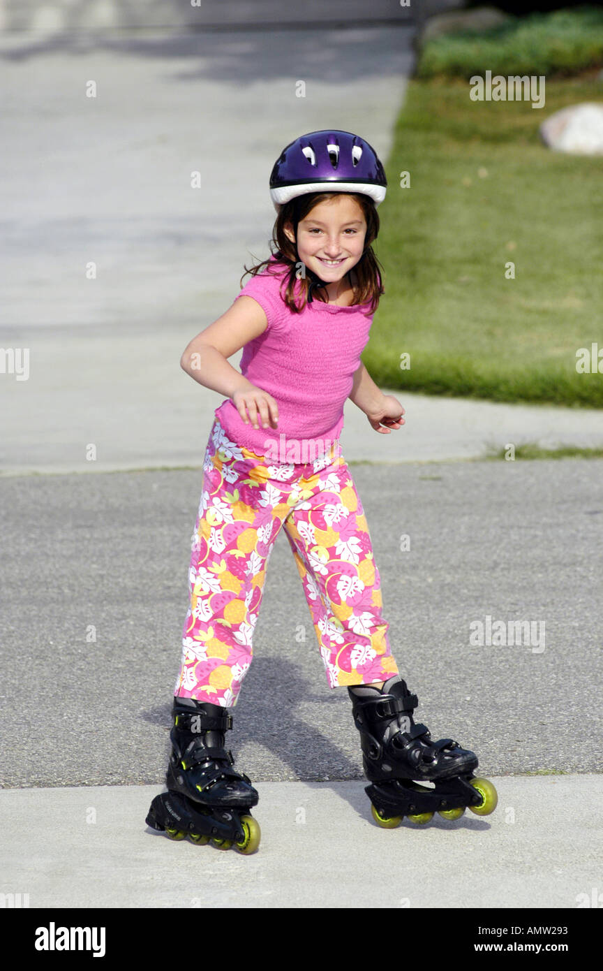 7 ans, fille du roller en voiture le port de casque de protection Photo  Stock - Alamy