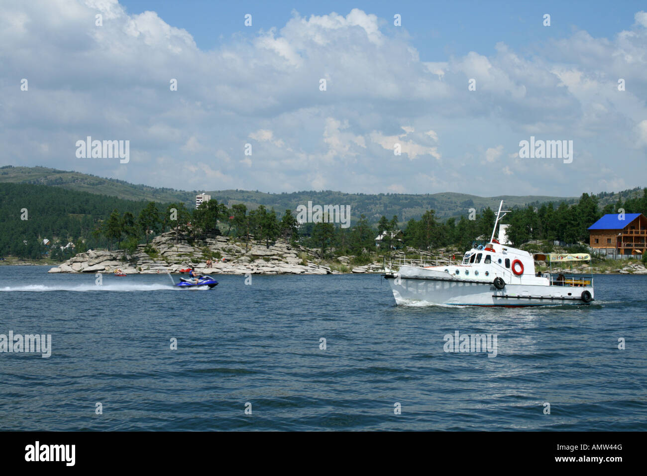 Petit bateau sur le lac et ciel nuageux Banque D'Images