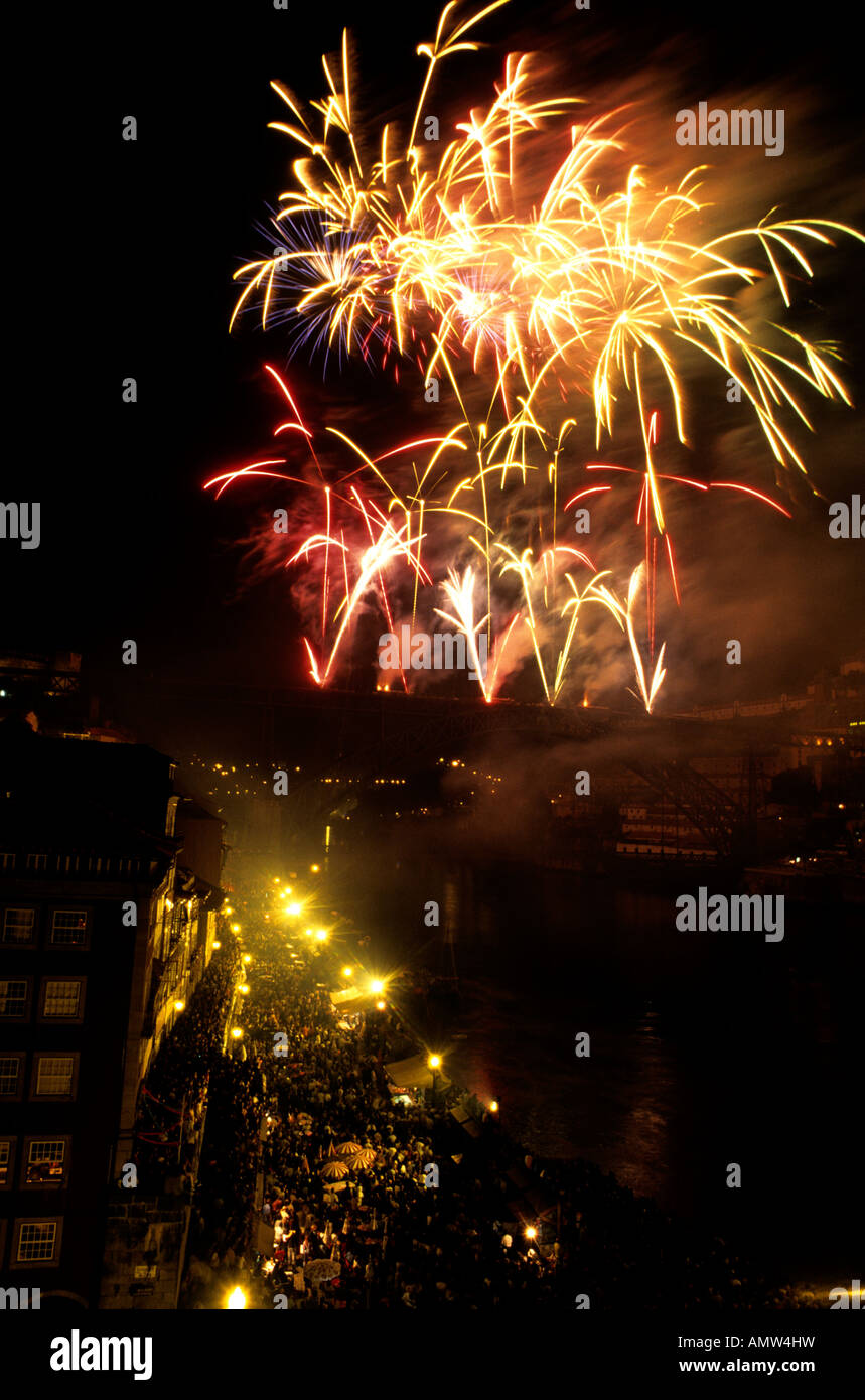 Un feu d'artifice sur le fleuve Douro à Porto, Portugal pendant la ville en fêtes Festa de São João Banque D'Images