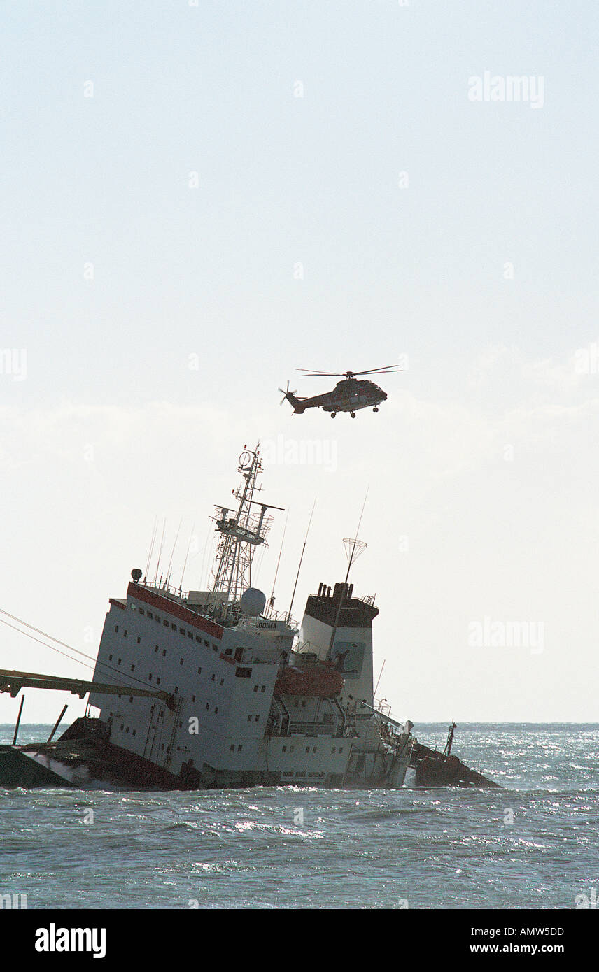 Déménagement dans un hélicoptère pour des travaux sur un naufrage près de Cornwall Plymouth Grande-Bretagne Banque D'Images