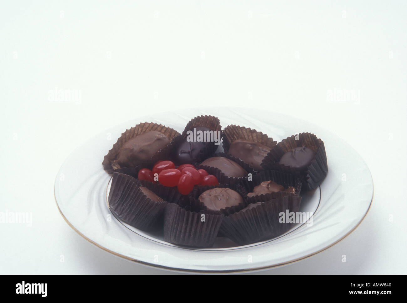 Assiette de chocolats et bonbons rouge Banque D'Images