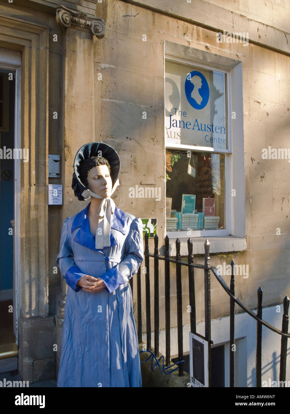 Femme en robe de la période à l'entrée du Jane Austen Centre à Bath Somerset England UK UE Banque D'Images